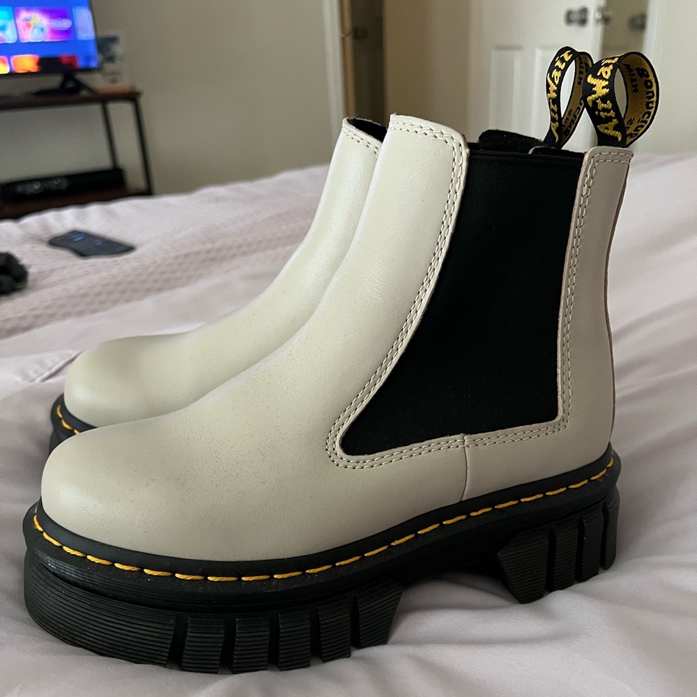 Doc marten Chelsea boots women’s 7 new condition still in box